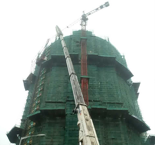 永靖吊车在工地上作业